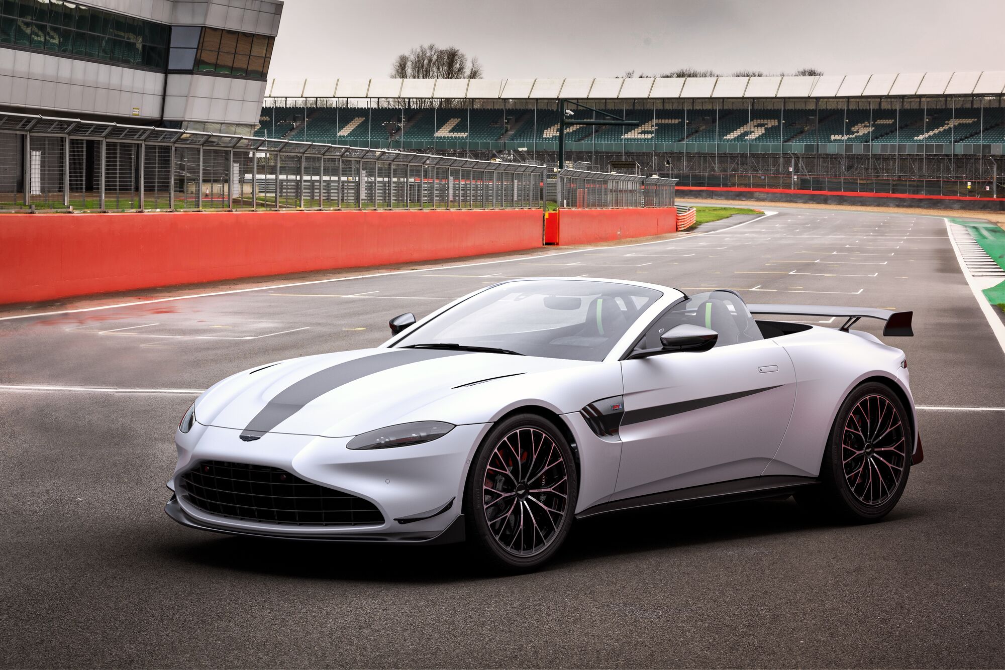 Aston Martin Vantage F1 Edition | SKY GROUP アストンマーティン