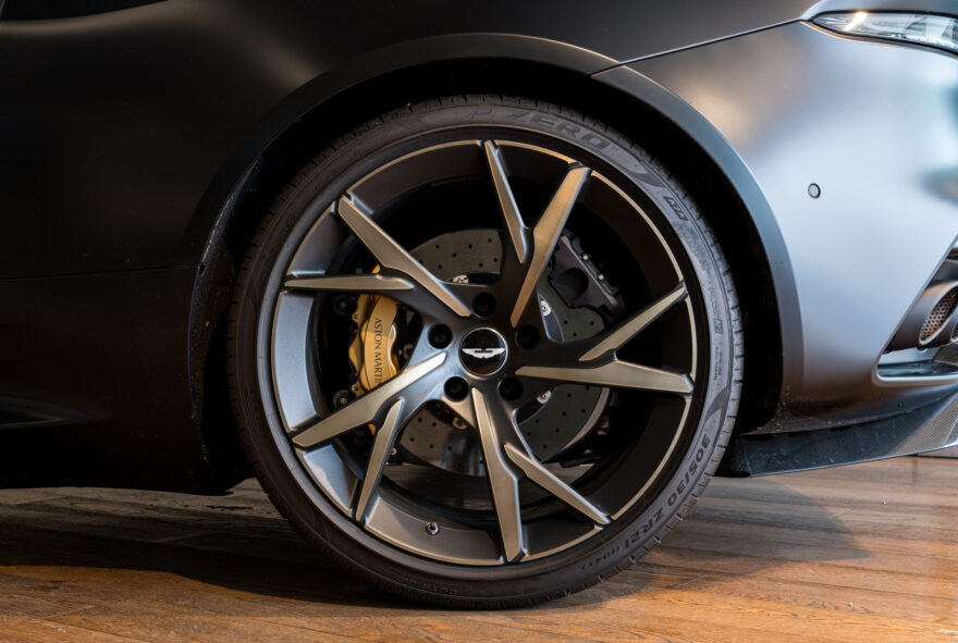 DBS Superleggera サテンジェットブラック 左H 車検整備付き | SKY 