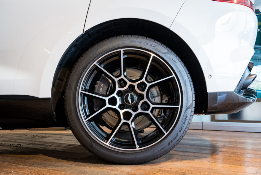 DBX ルナーホワイト 左H | SKY GROUP アストンマーティン