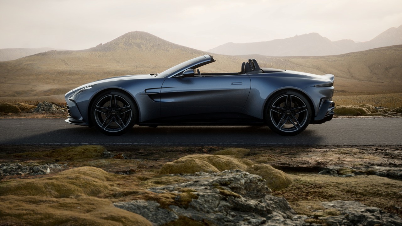 P02 New Generation Vantage Roadster Concours Blue RHDスライダー画像