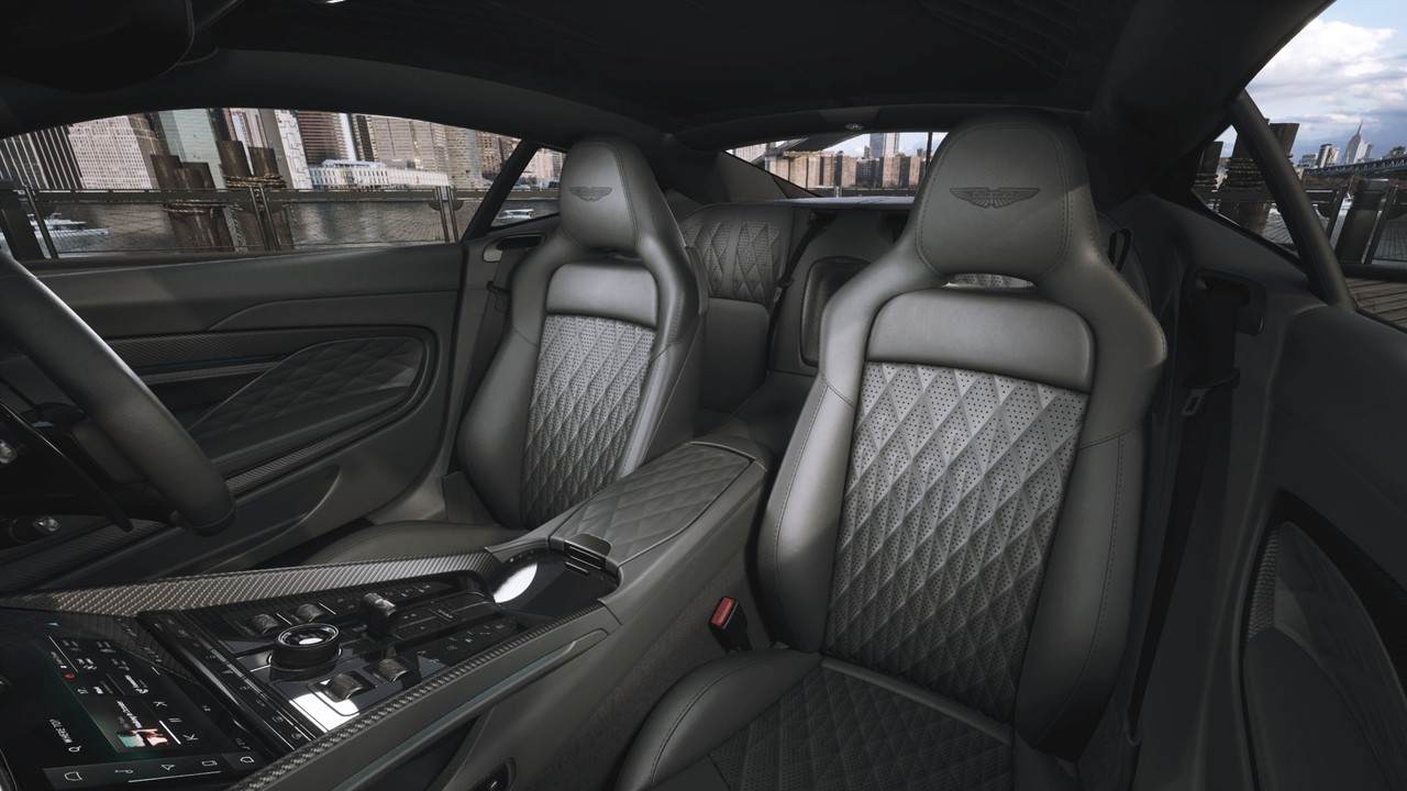 016 DB12 Coupe Minotaur Green ※左ハンドル仕様スライダー画像