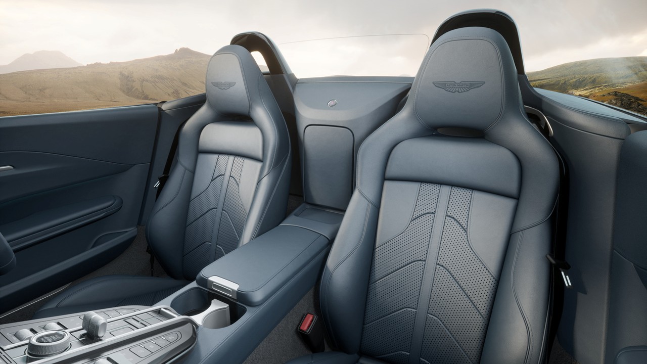 P02 New Generation Vantage Roadster Concours Blue RHDスライダー画像