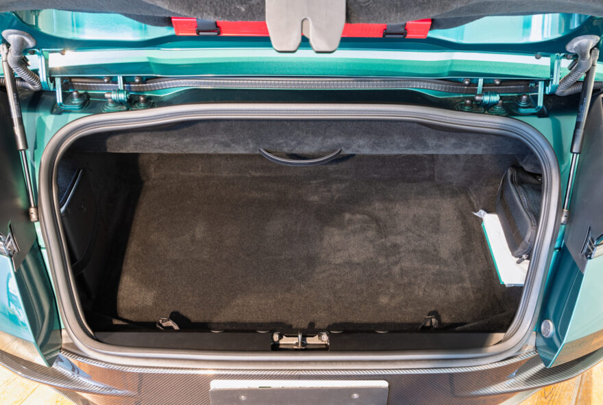 DB12 Volante アストンマーティンレーシンググリーン 左ハンドル | SKY