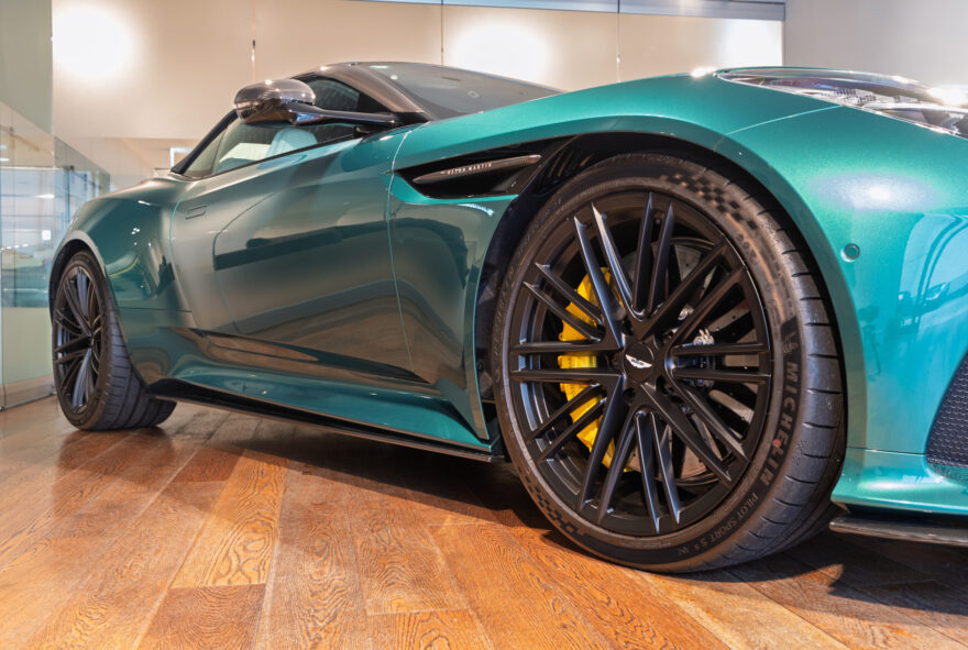 DB12 Volante アストンマーティンレーシンググリーン 左ハンドル | SKY