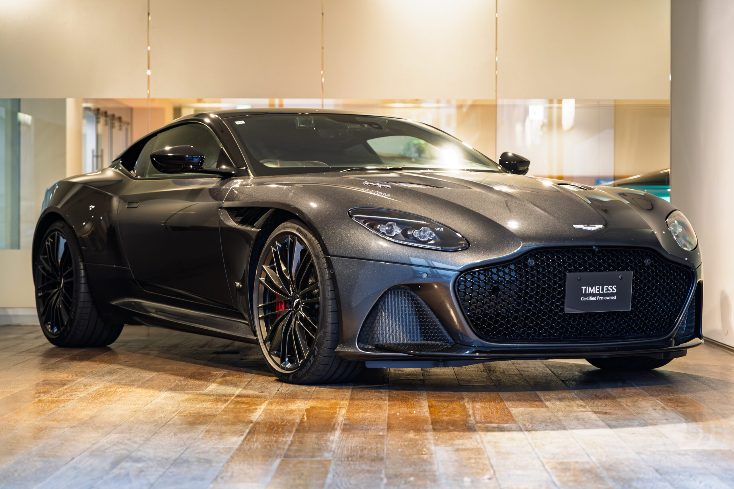 アストンマーティン カタログ（黒装丁） アストンマーティン創立110周年を記念した「DBX707 Midnight Podium