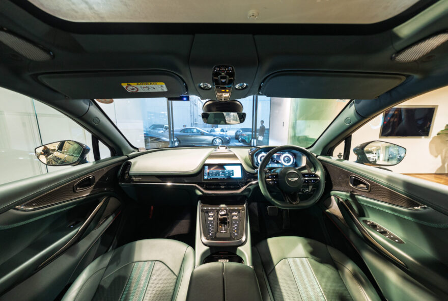 DBX707 マラカイトグリーン 右H | SKY GROUP アストンマーティン