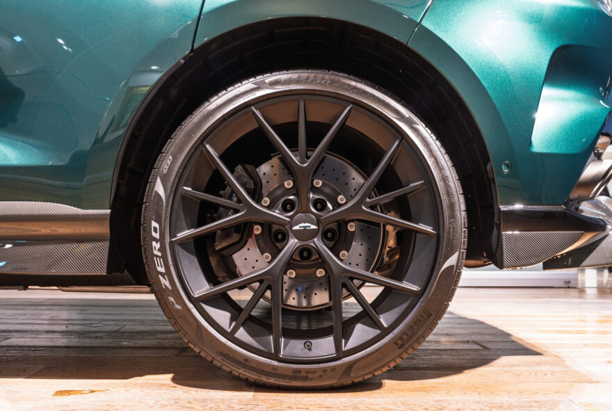 DBX707 マラカイトグリーン 右H | SKY GROUP アストンマーティン