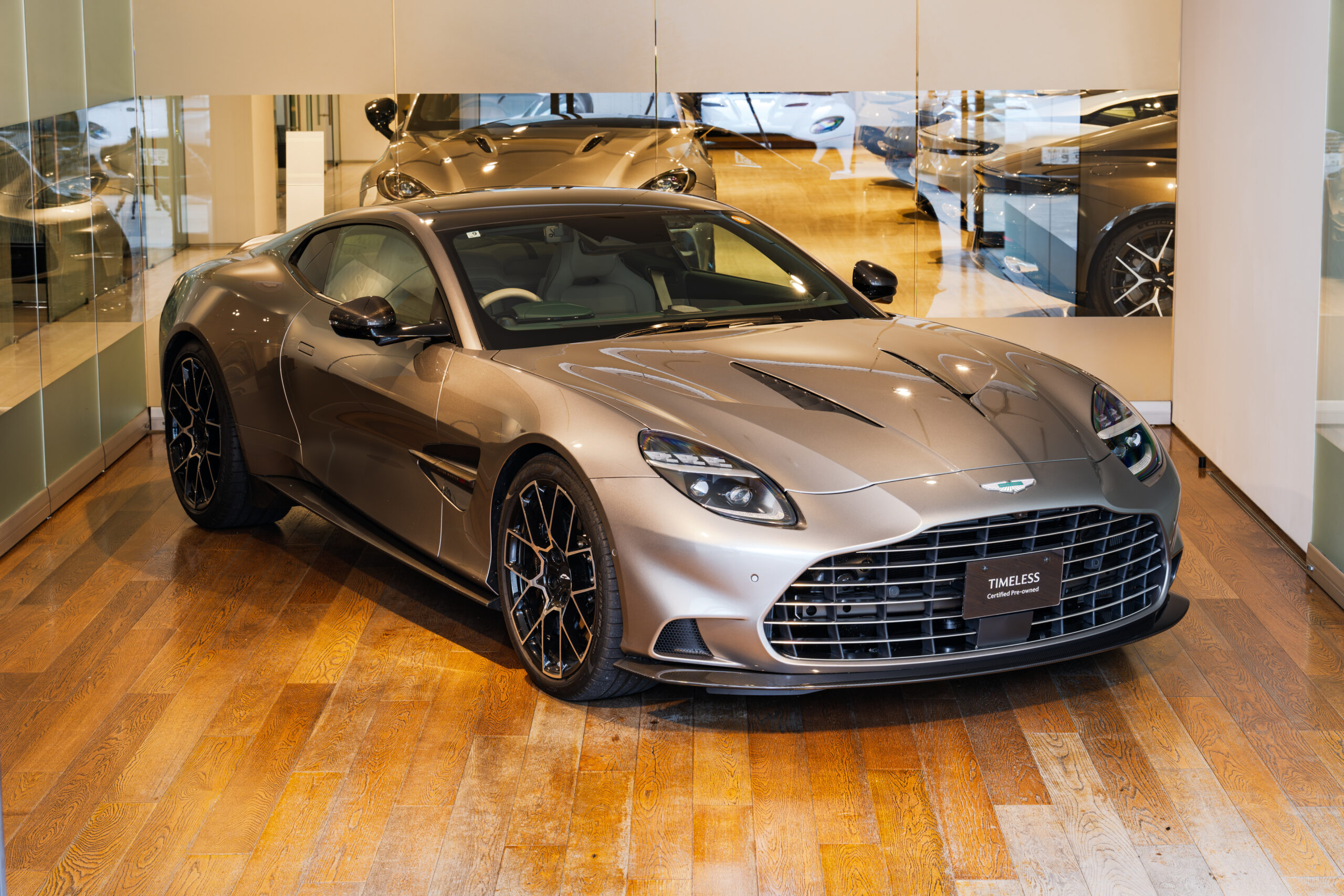 Vanquish Coupe タングステンシルバー　右H
