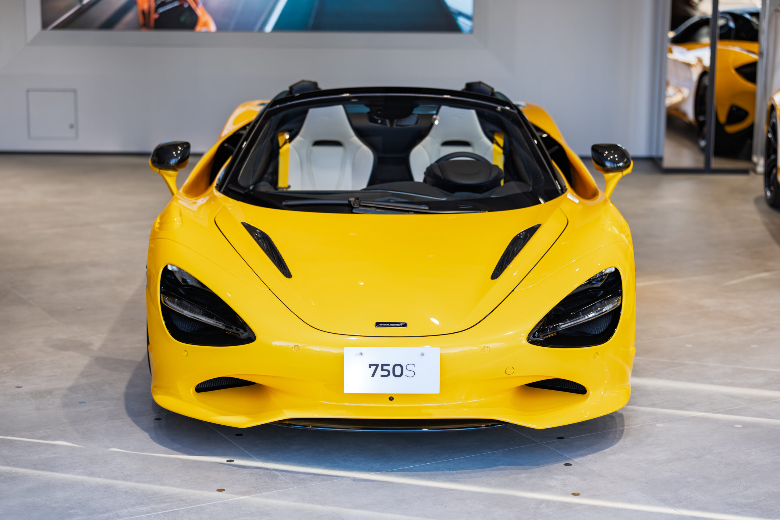 750S Spider Volcano Yellow LHDスライダー画像