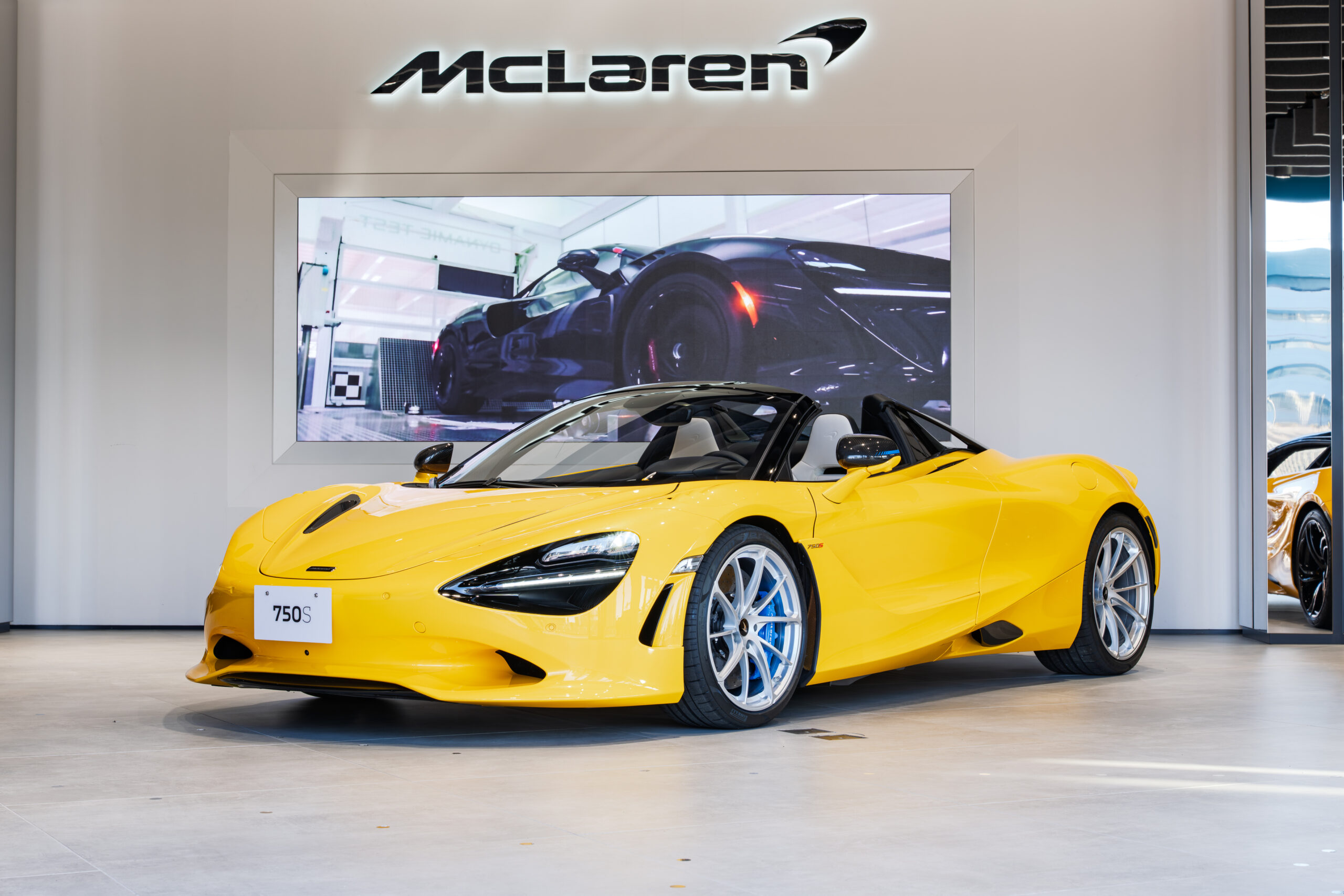 750S Spider Volcano Yellow LHD