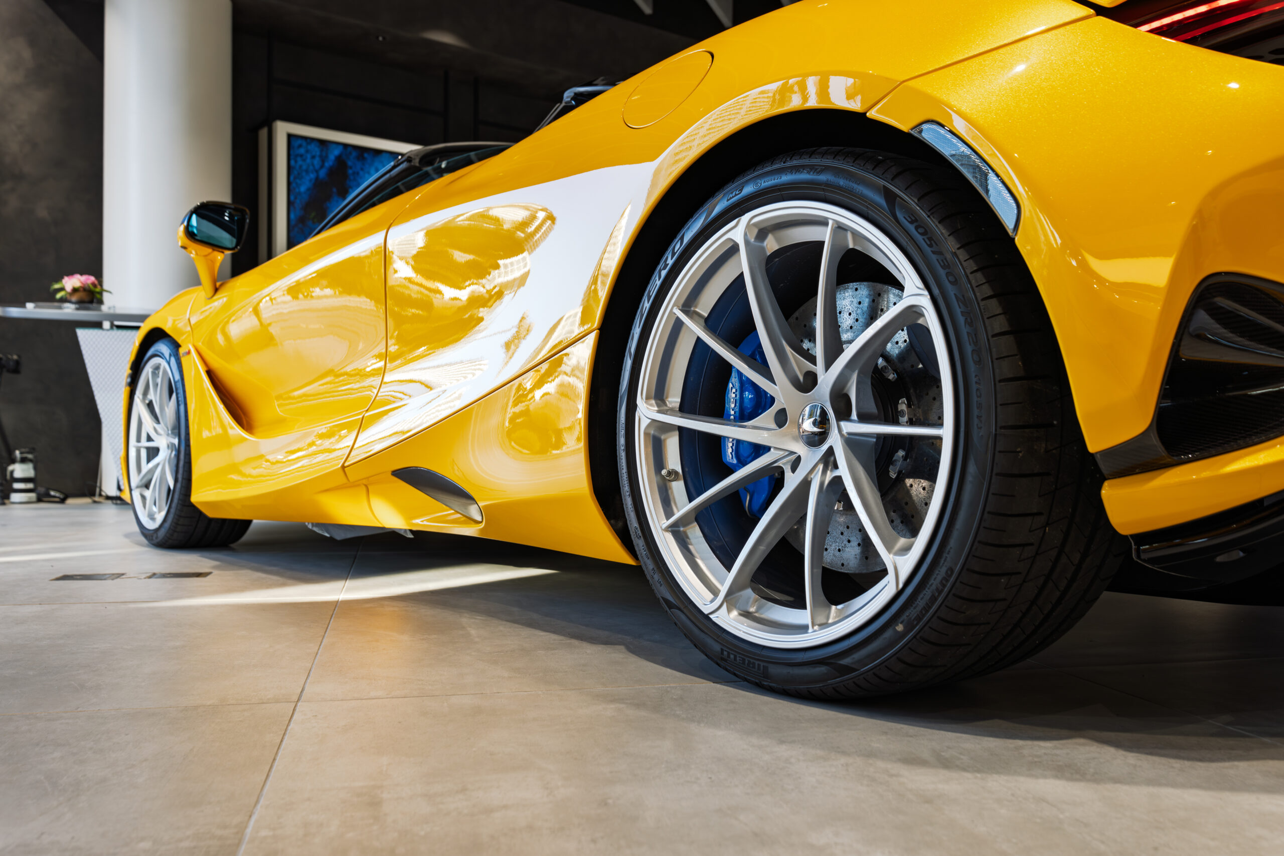 750S Spider Volcano Yellow LHDスライダー画像