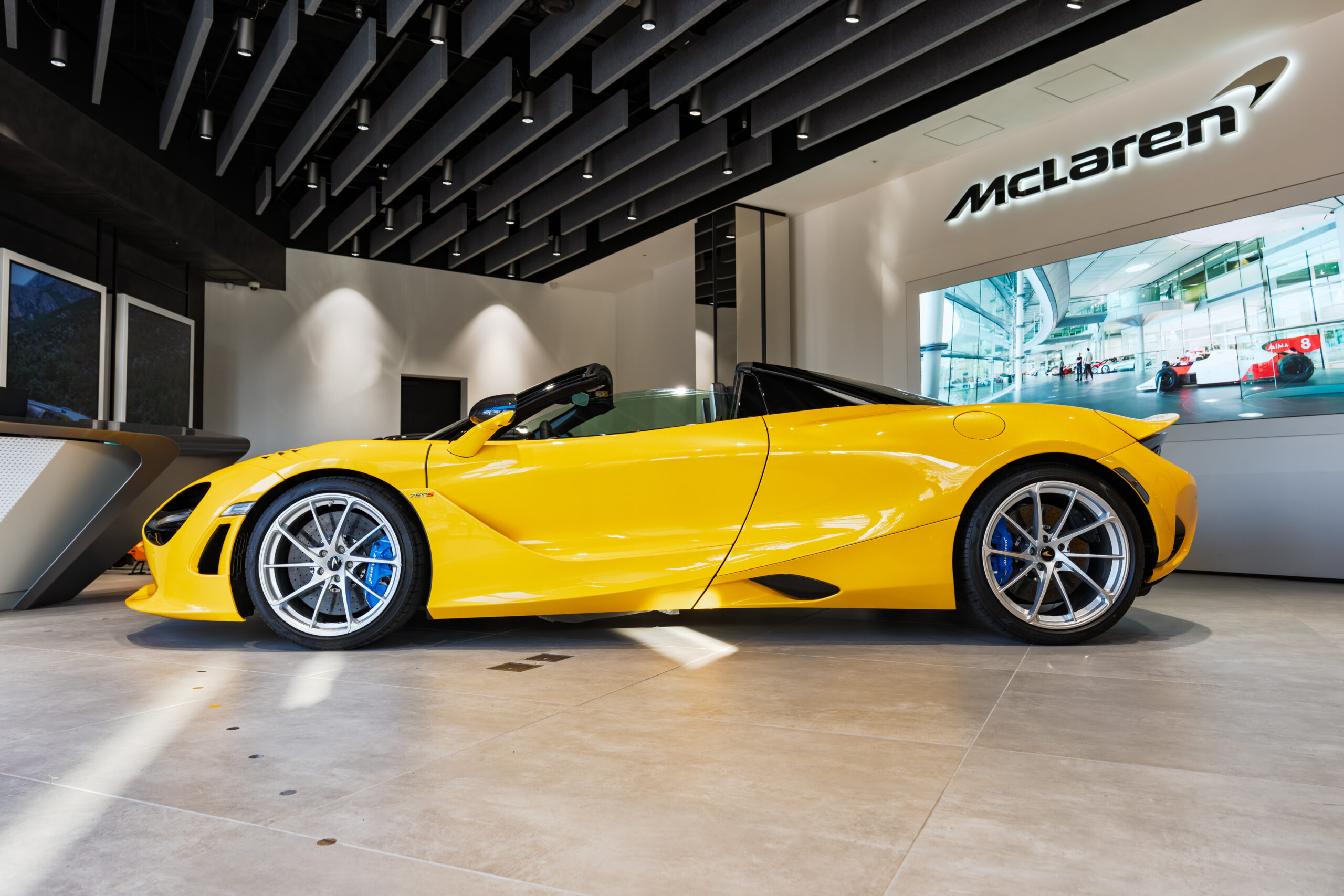 750S Spider Volcano Yellow LHDスライダー画像