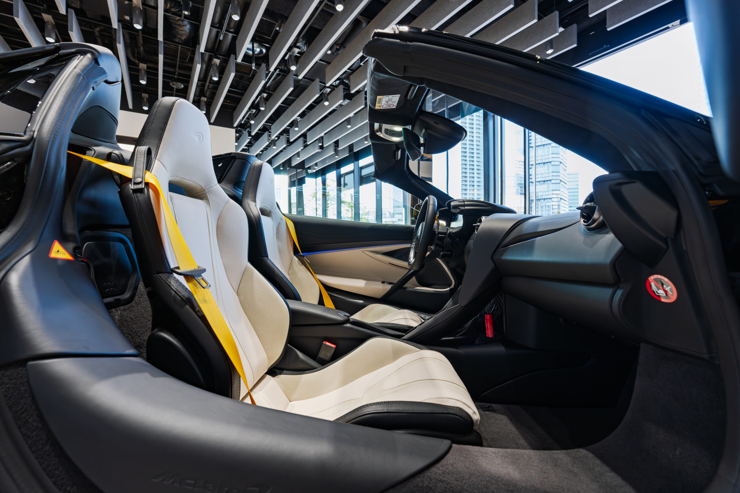 750S Spider Volcano Yellow LHDスライダー画像