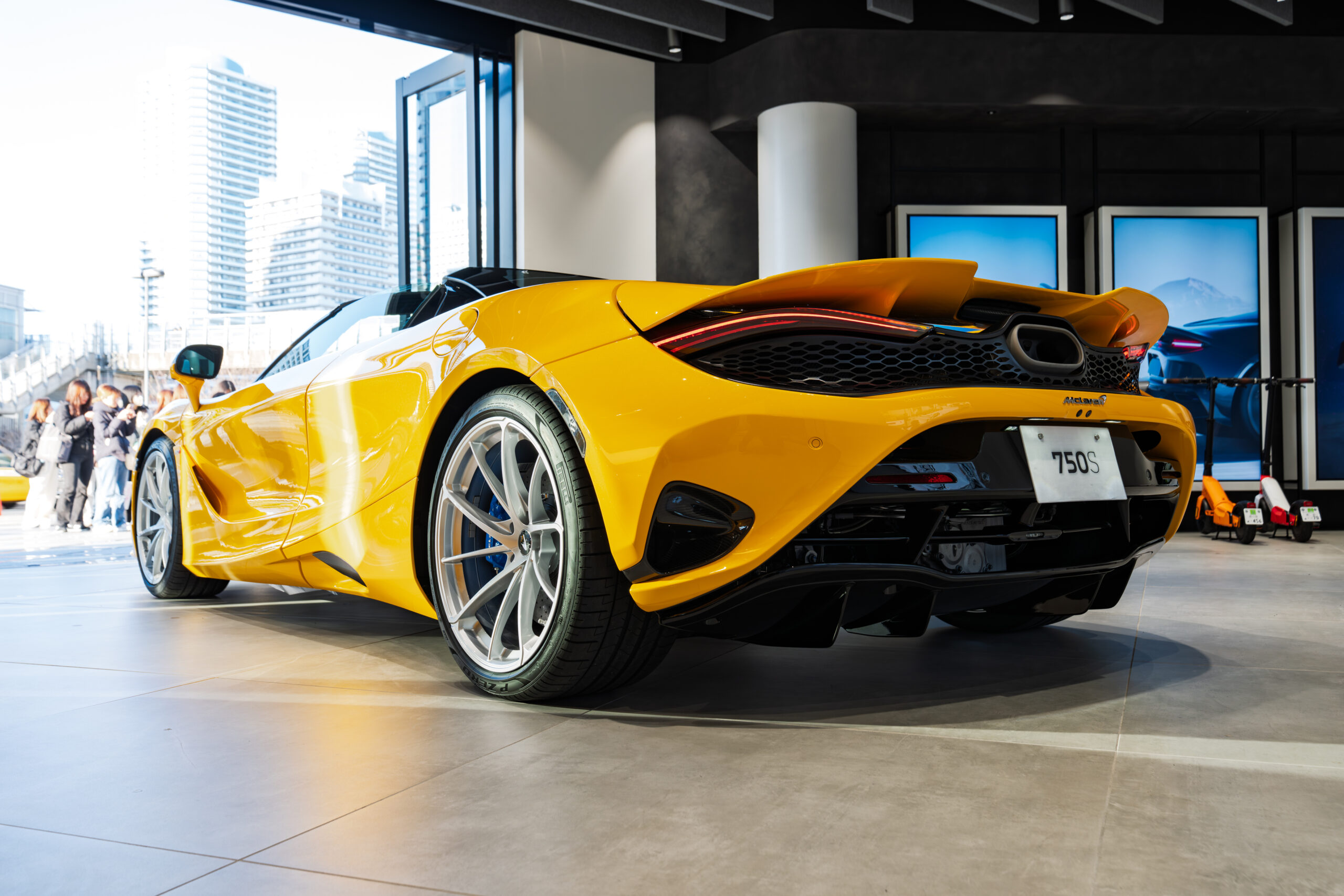 750S Spider Volcano Yellow LHDスライダー画像