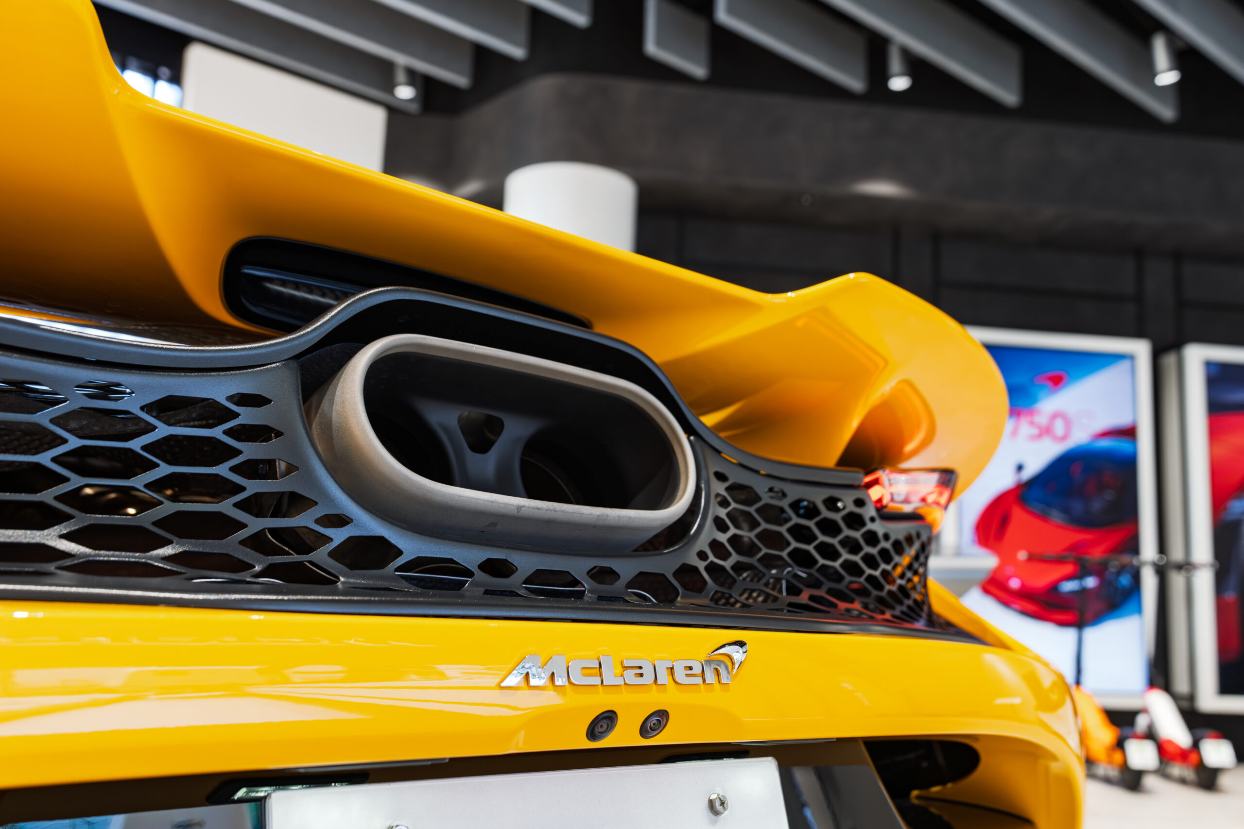 750S Spider Volcano Yellow LHDスライダー画像