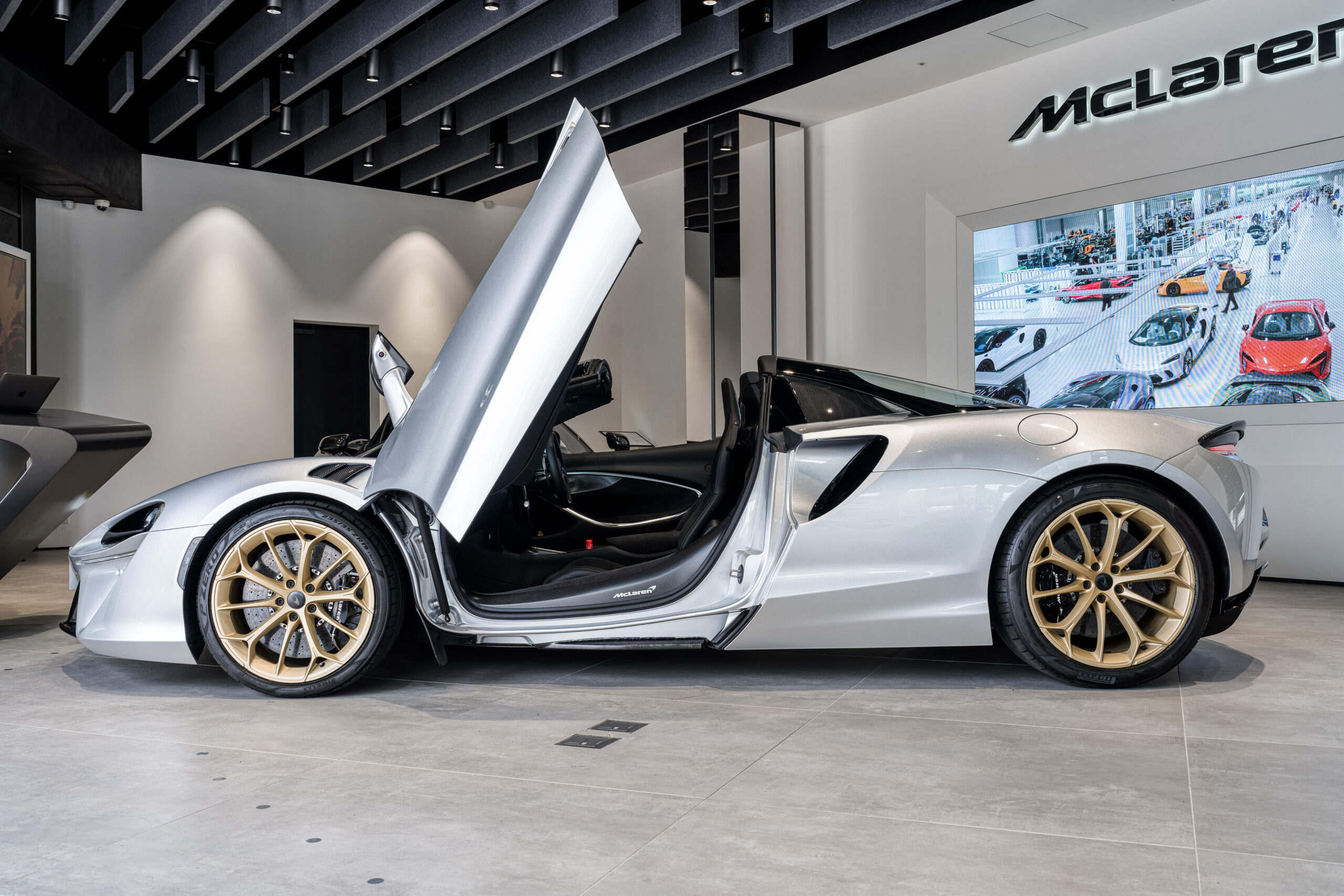 Artura Spider Supernova Silver RHD | 【マクラーレン麻布・横浜