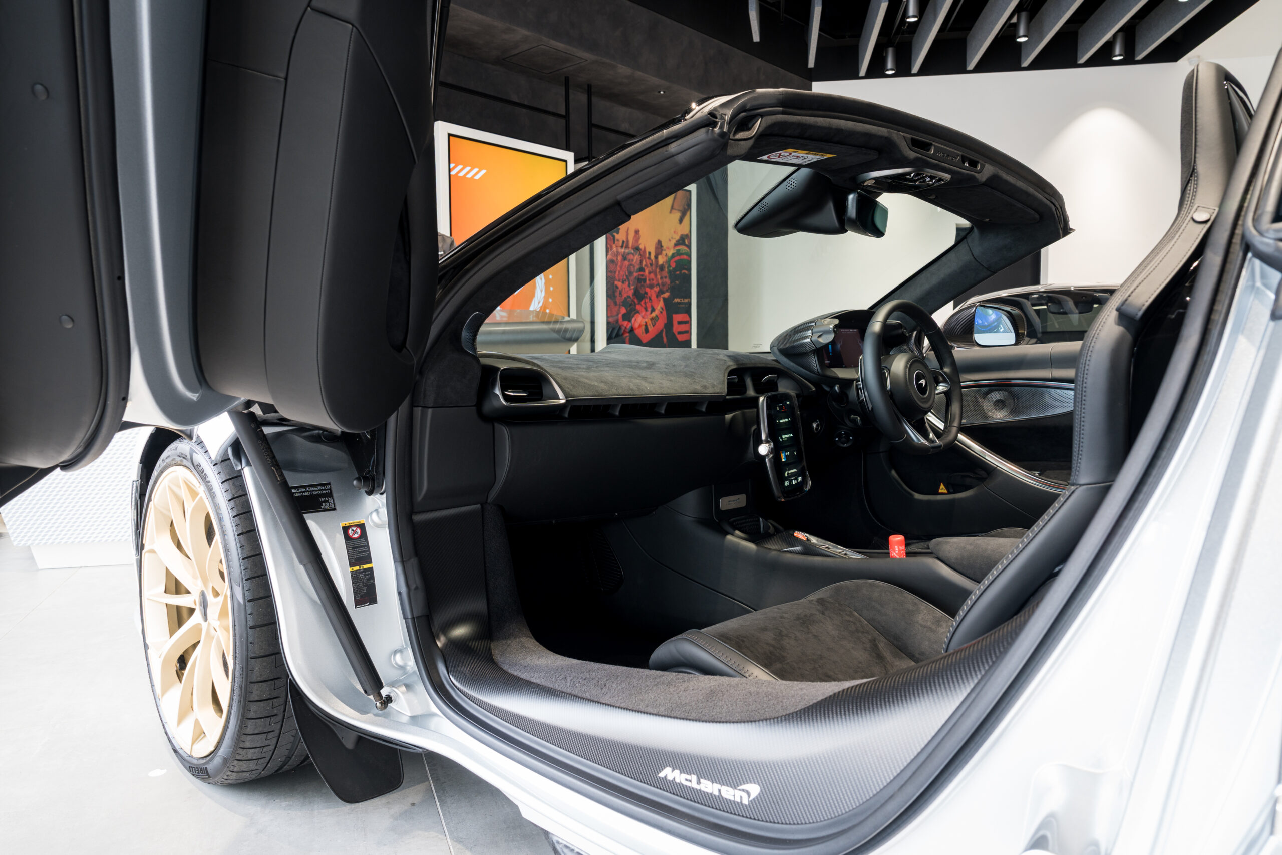 Artura Spider Supernova Silver RHDスライダー画像