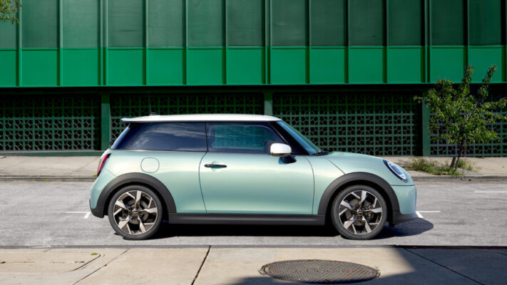 J-MAX THEATER 上越にてMINIの新型モデルを特別展示