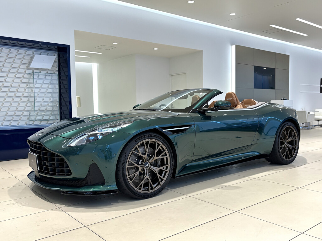 DB12 Volante マラカイトグリーン 右H