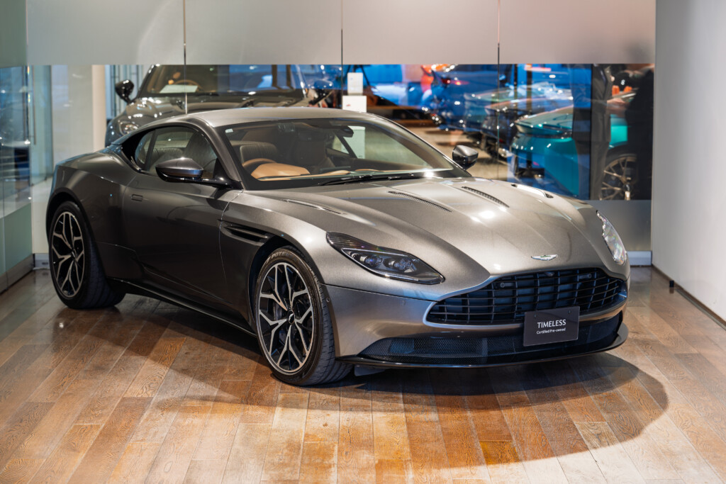 DB11 AMR マグネティックシルバー 右H