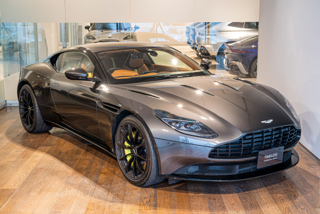 DB11AMR クウォンタムシルバー 右H