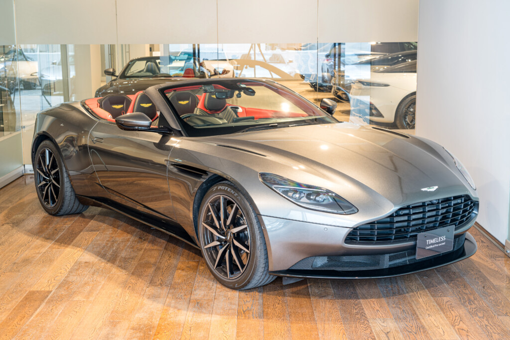 DB11 Volante マグネティックシルバー 右H