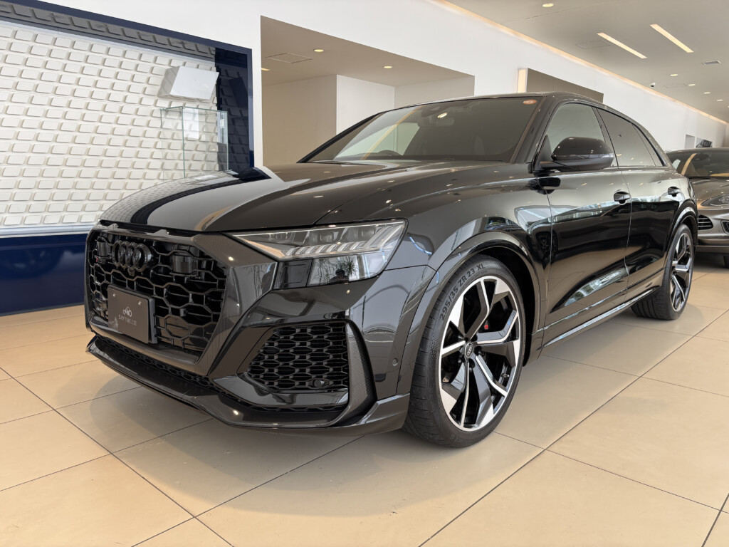 Audi RSQ8 ミトスブラック
